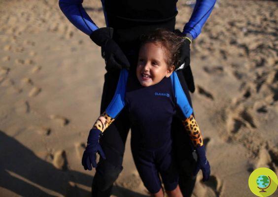 Nina, de apenas 4 años, limpia el mar de plástico para evitar que mueran peces y tortugas