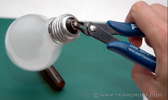 Cómo cortar y limpiar bombillas incandescentes viejas para reciclarlas creativamente