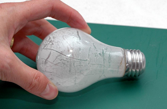 How to cut and clean old incandescent bulbs to recycle them creatively