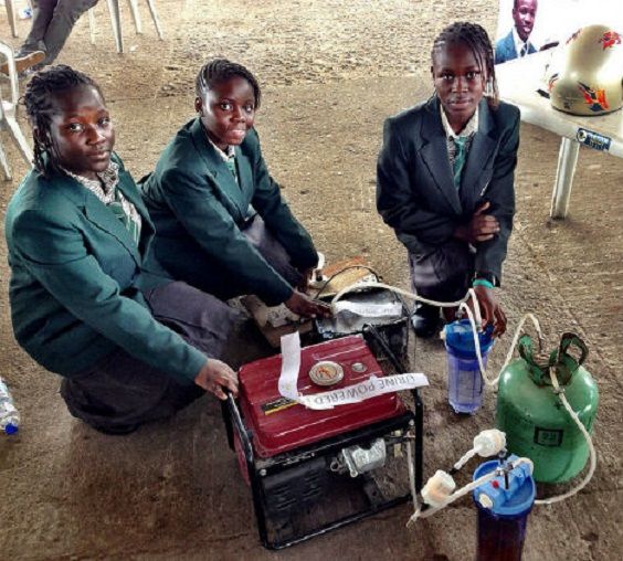 O gerador elétrico que vai para a urina inventado por 4 meninas africanas