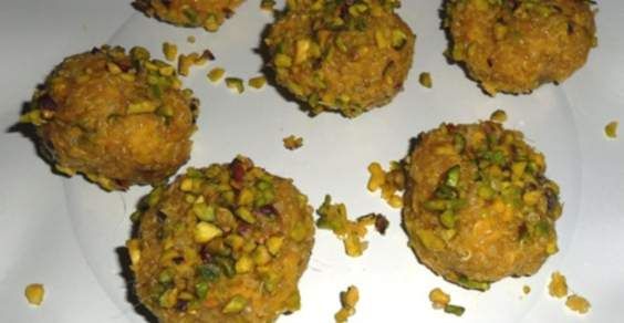 Postres veganos: bombones de quinoa y mango con pistachos picados