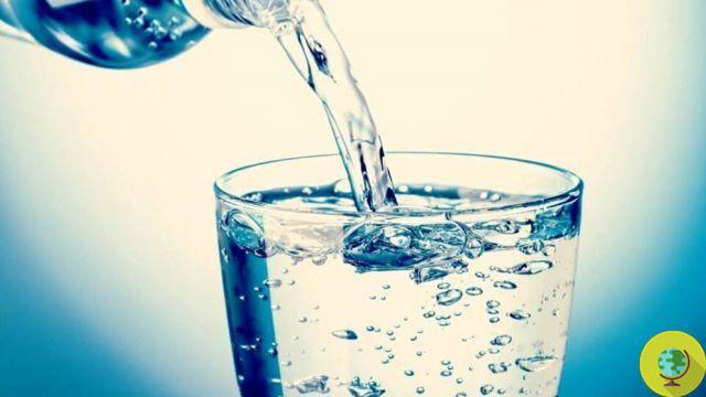 A que temperatura você deve beber a água para aumentar seus benefícios (e perda de peso?)