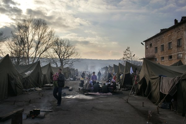 Sigamos siendo humanos: las conmovedoras imágenes de refugiados y migrantes que sueñan con Europa (FOTO)