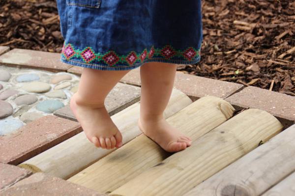 Jardins e caminhos sensoriais para crianças: como fazê-los (mesmo em casa)