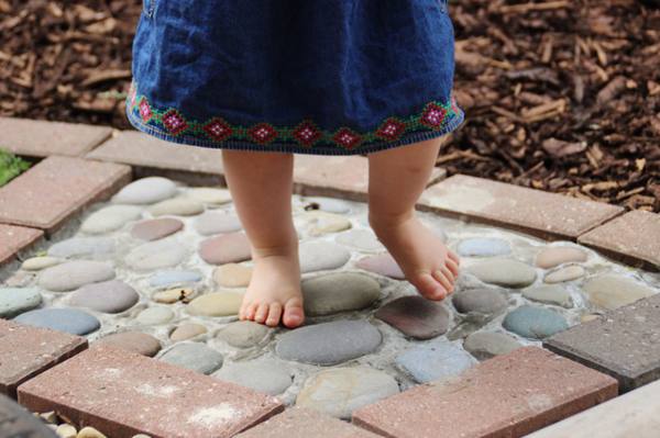 Jardines y caminos sensoriales para niños: cómo hacerlos (incluso en casa)