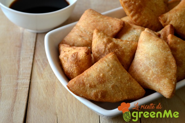 Vegetable samosas: the traditional Indian (vegan) recipe to prepare them at home