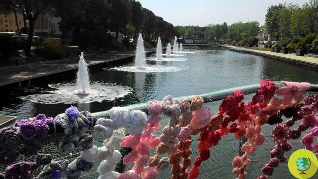 Guerrilla Knitting: the wonderful work with 3000 crochet flowers from Cesenatico is scarred