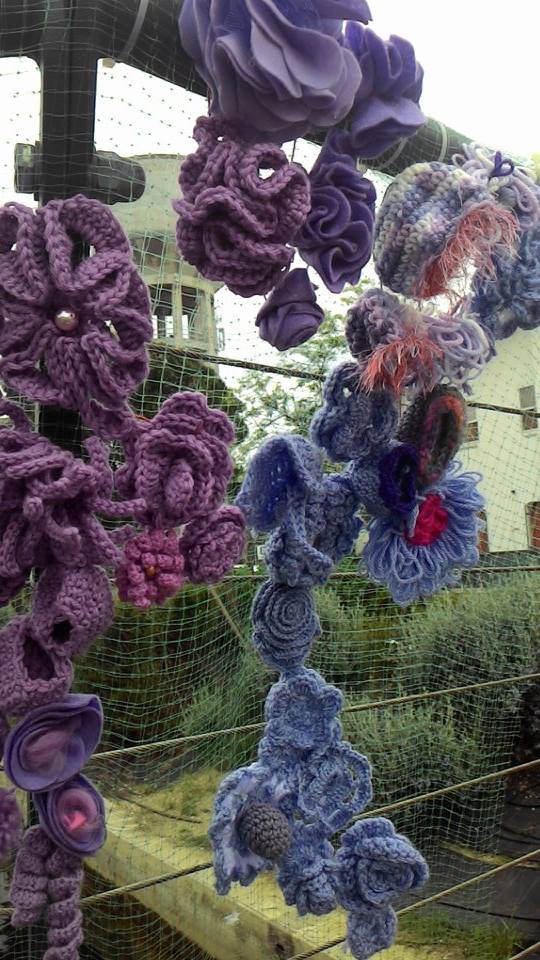 Guerrilla Knitting: le merveilleux travail avec 3000 fleurs au crochet de Cesenatico est marqué