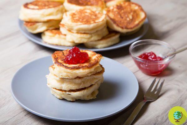 Oladyi, the recipe for the fluffy Russian pancakes prepared with Kefir