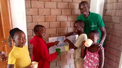 Beber agua a partir de residuos: el dispositivo para generar agua limpia a partir de residuos alimentarios para saciar la sed de Uganda