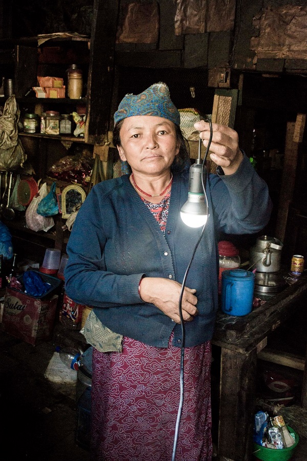 Tremblement de terre au Népal : voici comment les lampes solaires et le photovoltaïque aident les secours et la reconstruction