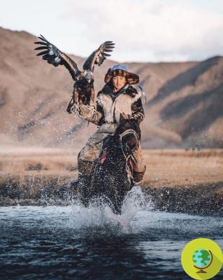 Las maravillosas imágenes de una de las últimas mujeres nómadas supervivientes 'guardianas de las águilas' en Mongolia
