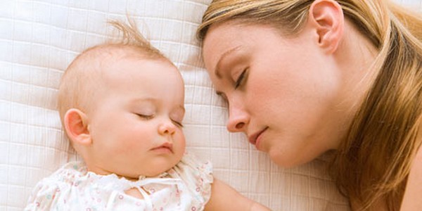 Dormir junto previne SMSI: é bom que os recém-nascidos fiquem no quarto com os pais