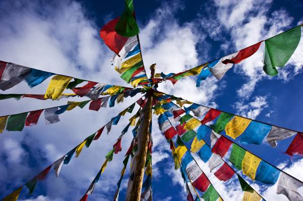 Drapeaux tibétains : jeter des graines au vent pour faire fleurir le ciel