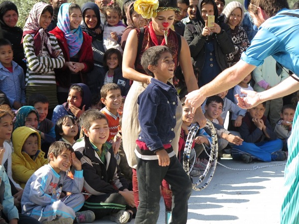 Payasos sin fronteras en la isla de Lesbos, para hacer sonreír a los niños que huyen de las guerras (FOTO)