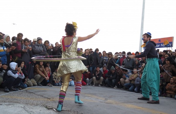 Clowns without borders on the island of Lesbos, to make children fleeing wars smile (PHOTO)
