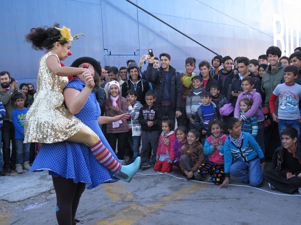 Payasos sin fronteras en la isla de Lesbos, para hacer sonreír a los niños que huyen de las guerras (FOTO)