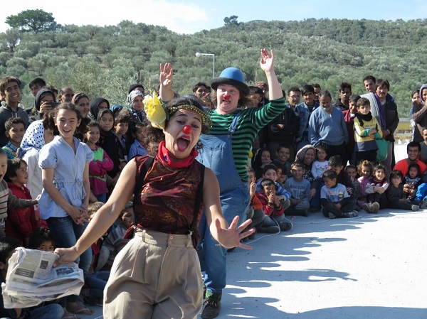 Des clowns sans frontières sur l'île de Lesbos, pour faire sourire les enfants fuyant les guerres (PHOTO)