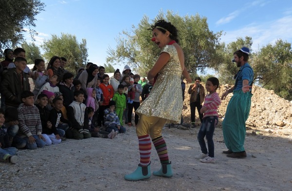 Palhaços sem fronteiras na ilha de Lesbos, para fazer sorrir crianças fugitivas das guerras (FOTO)