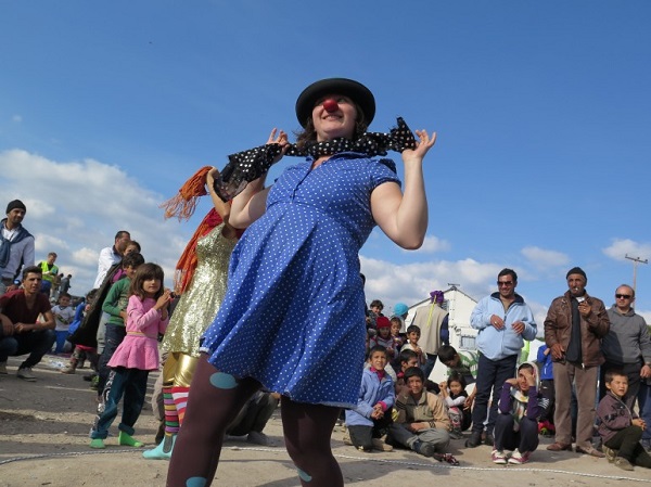Clowns without borders on the island of Lesbos, to make children fleeing wars smile (PHOTO)