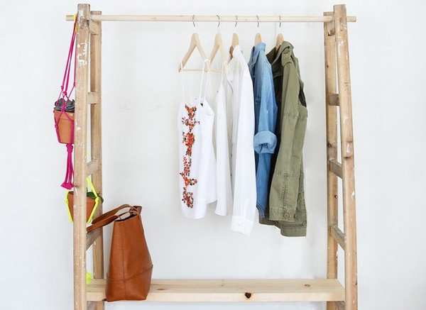 Cómo reciclar una vieja escalera de madera en un armario (FOTO)
