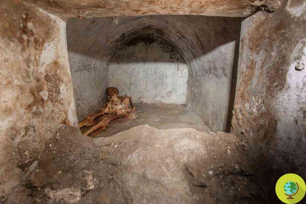 Pompeia ainda surpreende: um túmulo único com um corpo semimumificado descoberto