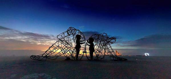 The sculpture that shows us the love of the inner child that is in us