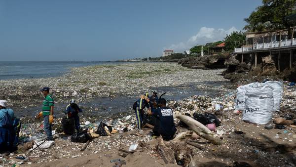 Isto não é um aterro, é o mar de Santo Domingo. O vídeo chocante das ondas de lixo