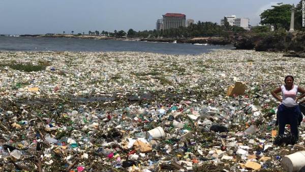 This is not a landfill, it is the Santo Domingo sea. The shocking video of the waves of waste