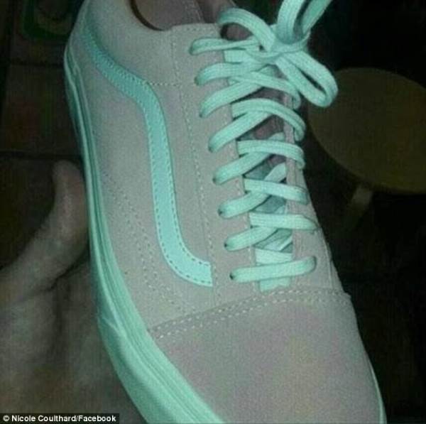 What color are these sneakers? The new catchphrase that goes crazy on the web