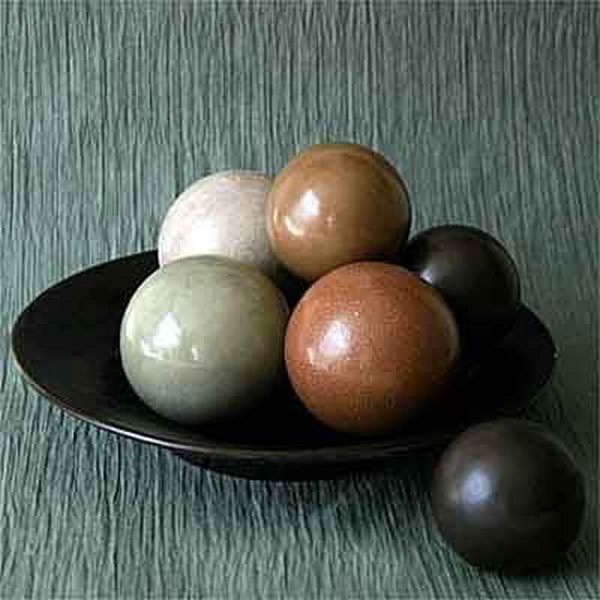 Hikaru Dorodango: the Japanese art of creating smooth and shiny spheres with water and mud (VIDEO)