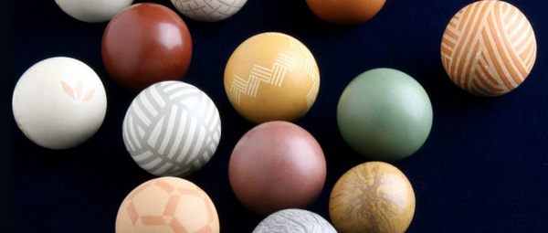 Hikaru Dorodango: el arte japonés de crear esferas lisas y brillantes con agua y barro (VIDEO)