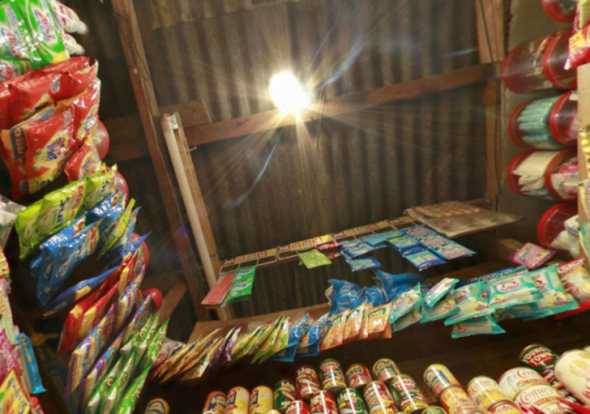 1 litro de luz: candelabros solares hechos con botellas de plástico arrojan luz en Filipinas