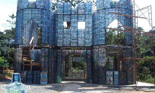 Au Panama le premier village au monde né du recyclage des bouteilles en plastique (PHOTO)