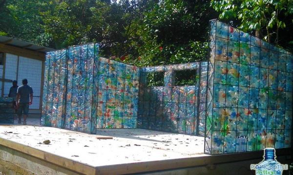 No Panamá, a primeira aldeia do mundo nascida da reciclagem de garrafas plásticas (FOTO)