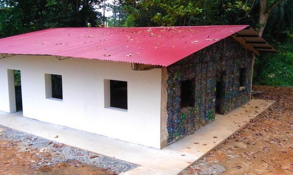 No Panamá, a primeira aldeia do mundo nascida da reciclagem de garrafas plásticas (FOTO)
