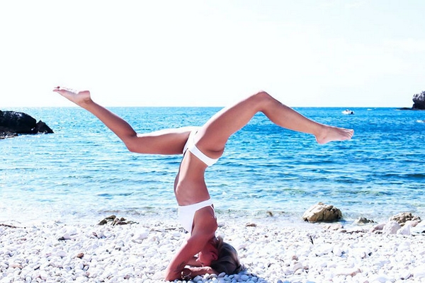 María, la piloto de avión que hace Yoga antes de volar conquista la web (FOTO)