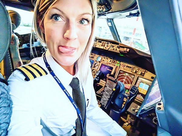 María, la piloto de avión que hace Yoga antes de volar conquista la web (FOTO)