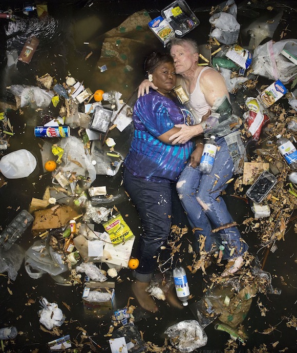 7 jours de déchets : impressionnants portraits de personnes dans leur poubelle (PHOTO)