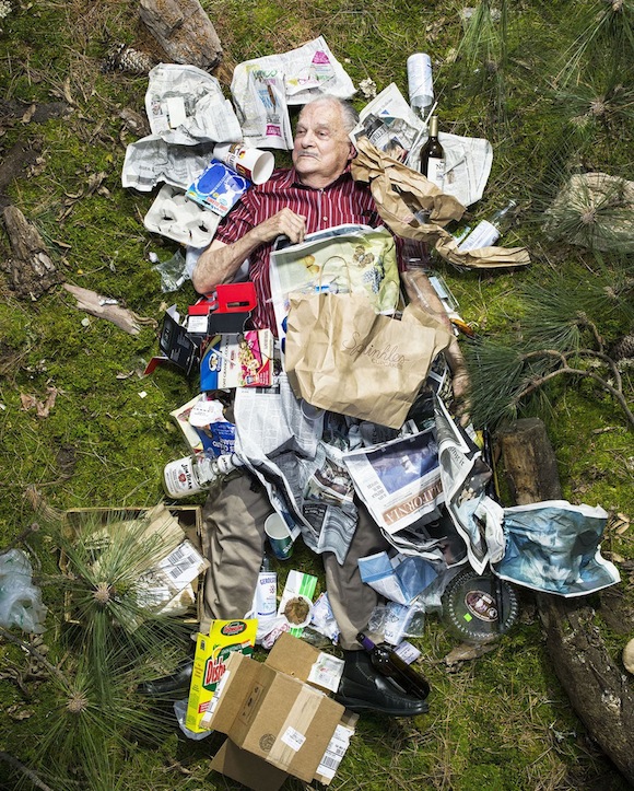7 jours de déchets : impressionnants portraits de personnes dans leur poubelle (PHOTO)
