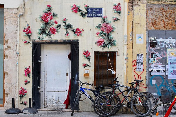 El fantástico arte callejero en punto de cruz que colorea las ciudades de España (FOTO)