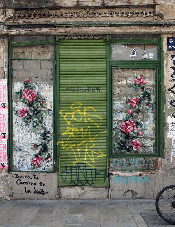 El fantástico arte callejero en punto de cruz que colorea las ciudades de España (FOTO)