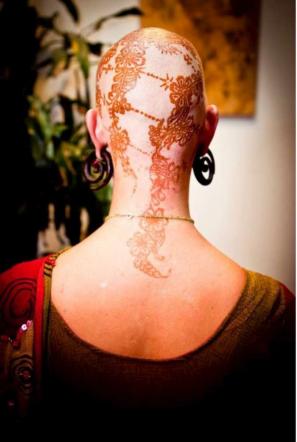 Tumores, uma tatuagem de henna para dar um sorriso às mulheres