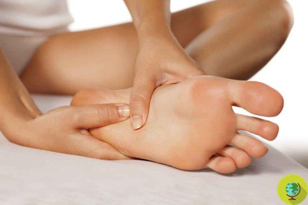 Massage your feet in 5 steps to relax before going to sleep