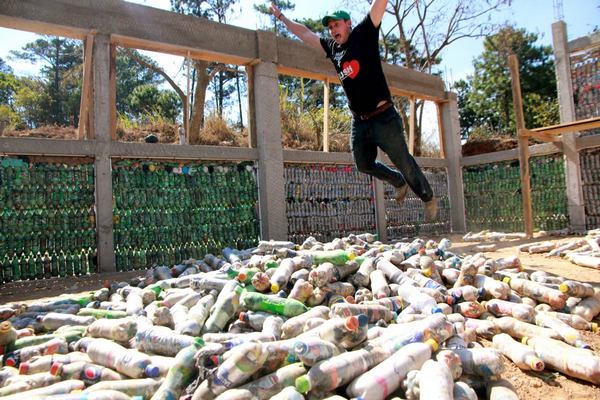 EcoBricks : recycler des bouteilles en plastique pour construire des écoles dans les pays pauvres (VIDEO)