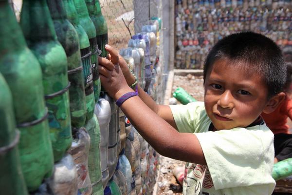 EcoBricks: reciclaje de botellas de plástico para construir escuelas en países pobres (VIDEO)