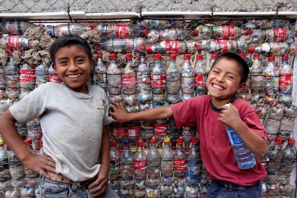 EcoBricks: reciclaje de botellas de plástico para construir escuelas en países pobres (VIDEO)