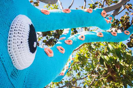 Squid Tree : le plus beau sapin décoré grâce à Guerrilla Knitting