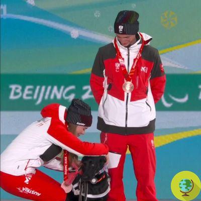 Paralímpicos: Carina Edlinger, la esquiadora medalla de oro que subió al podio a su perro guía