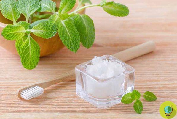 How to use coconut oil to whiten teeth